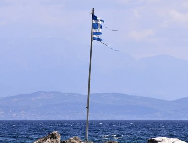 Βρέθηκε ο ασυνείδητος που πέταξε στον δρόμο 9 ελληνικές σημαίες ανήμερα της 25ης Μαρτίου στην Πρέβεζα